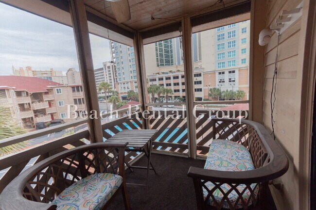 Building Photo - Furnished or Unfurnished Condo blocks from the beach