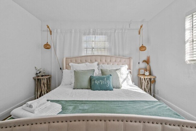 Building Photo - Modern 4BR South Tampa Home | Yard | Near the Bay