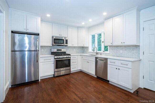 Building Photo - 162 Rockingstone Ave