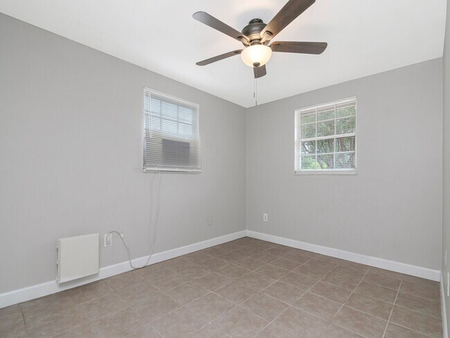 Building Photo - Move-In Ready 1BR/1BA Duplex in Brandon, FL — $1,295/Month, Across from Brandon Mall