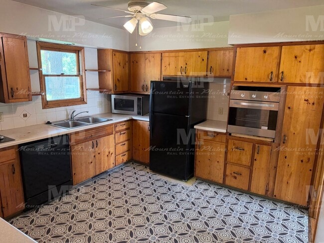 Building Photo - 1321 Lakewood Dr