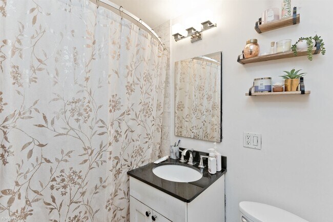 Building Photo - 2 br, 2 bath Condo - 2930 N Sheridan Rd Ap...