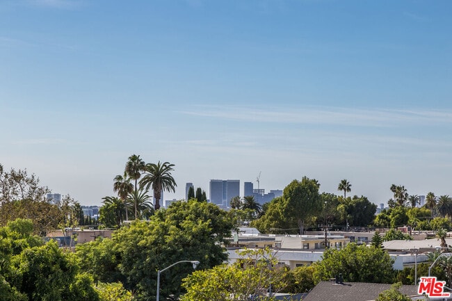 Building Photo - 1320 N Vista St