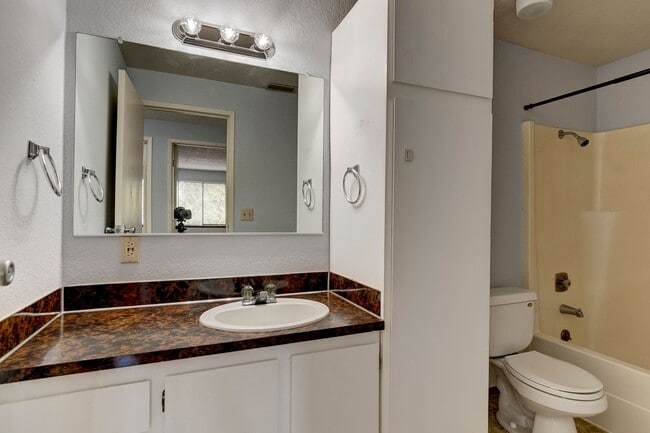 Building Photo - Charming 2-Bedroom Condo with Balcony – Pr...