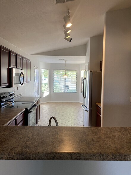 Building Photo - 45462 W Tulip Ln