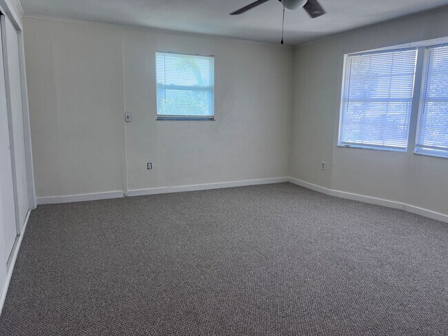 Building Photo - 4BD/2BA on the Island!