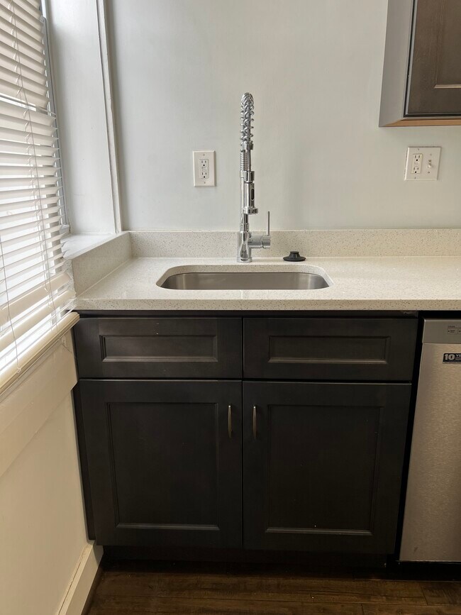 Building Photo - 4225 Ivanhoe Ave