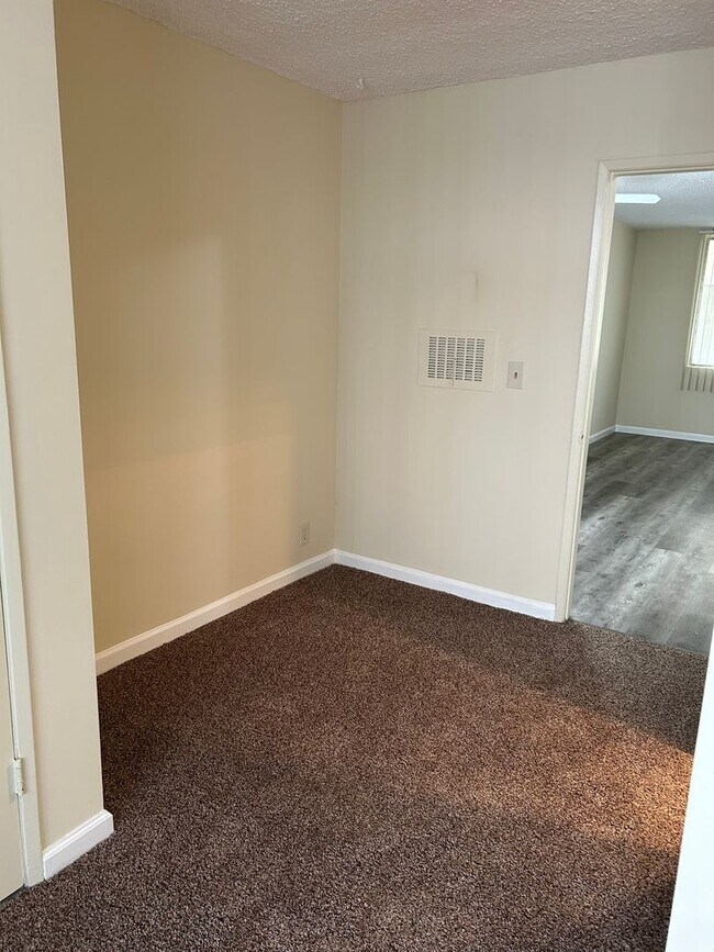 Building Photo - Beautiful 1 Bedroom