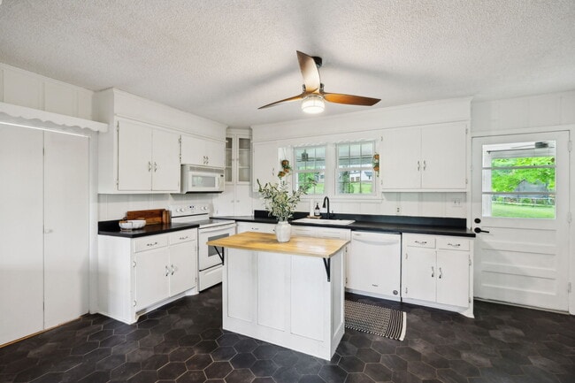 Building Photo - 1155 Ridge Hill Rd