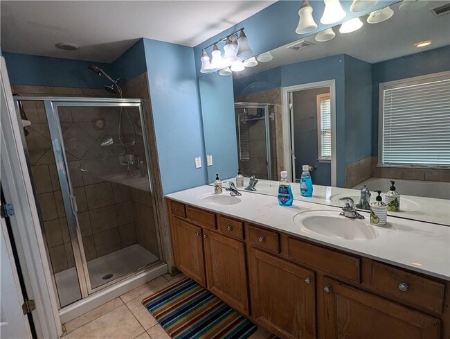 Building Photo - 815 Earlham Dr