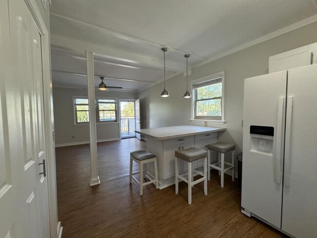 Building Photo - 303 3rd St