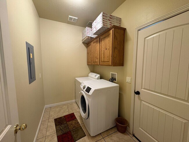 Building Photo - Beautiful 4 Bed 2.5 Bath in Laverkin