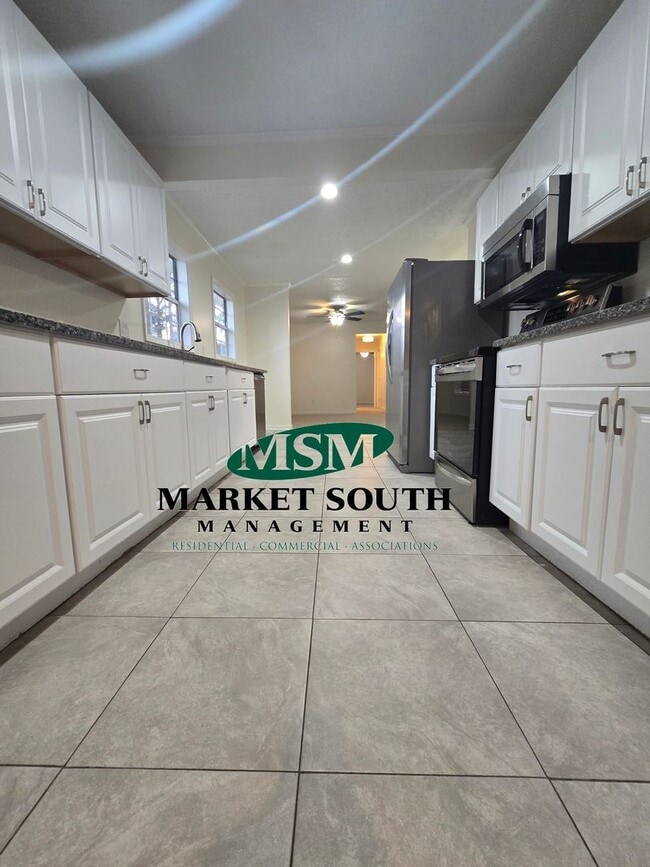 Building Photo - CUTE AND COZY THREE BEDROOM