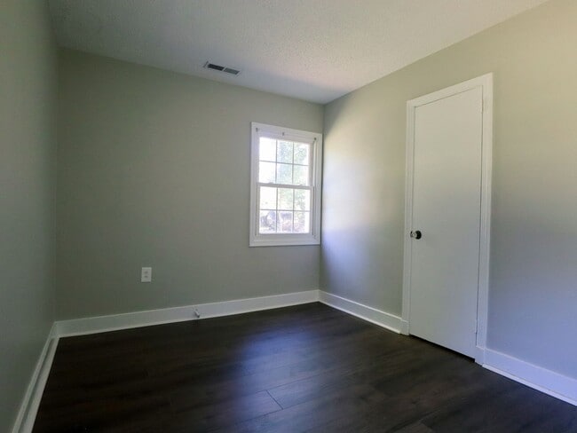 Building Photo - Cozy 2-Bedroom Home on Half an Acre in Nor...