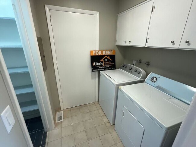Building Photo - 3 bdrm 2 bath Home 2 car Garage small dog ...