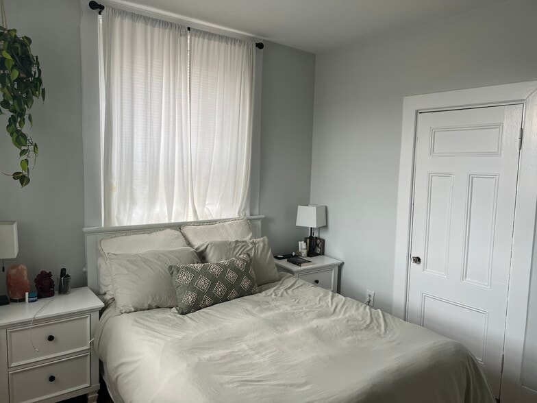 Building Photo - 2 Pearl St