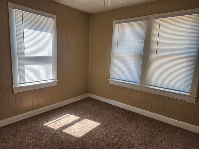 Building Photo - 2 Bed 1 Bath Home!