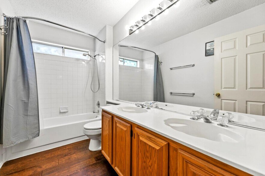 Building Photo - Stylish Fort Worth Home Near Chisholm Trail!