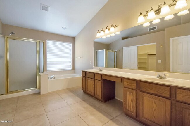 Building Photo - 454 E Baylor Ln
