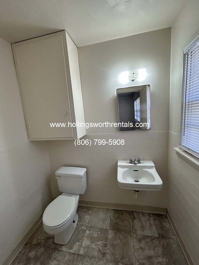 Building Photo - Large 3 bedroom 1.5 bath w/ Bonus Room and Laundry room