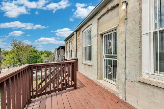 Building Photo - 737 E 50th St