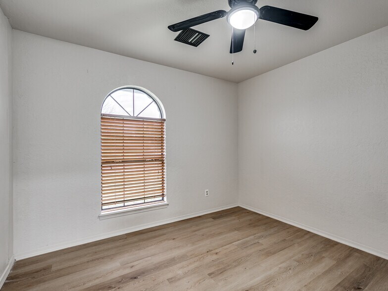 Bedroom - 5301 SE 82nd St