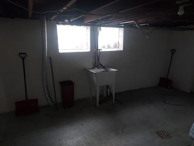 Building Photo - 143 S Spring Ave