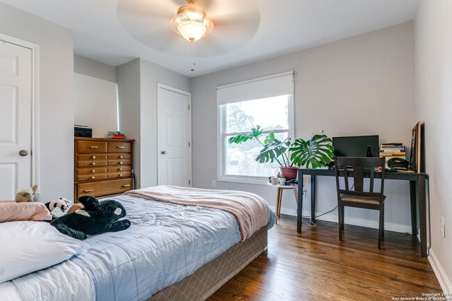 Building Photo - CHARMING 4-BEDROOM IN WILSHIRE VILLAGE