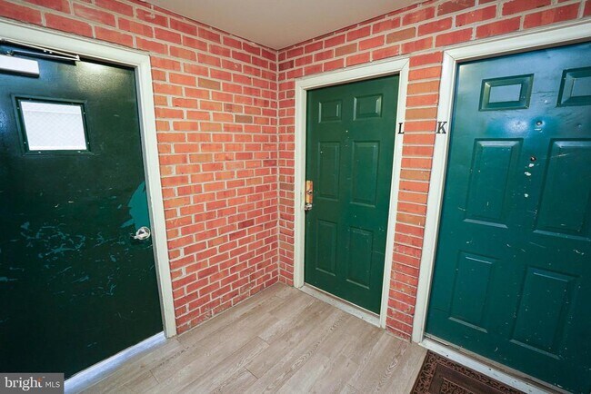 Building Photo - 802 College Ln