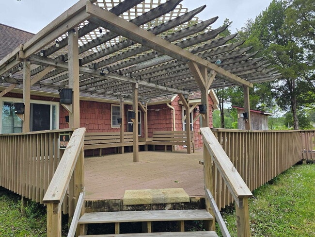 Building Photo - 844 Old Church Rd