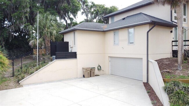 Building Photo - 6846 Lake View Dr