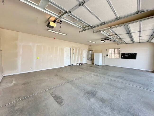 Building Photo - Beautiful 3 bedroom, 3 bathroom home with ...