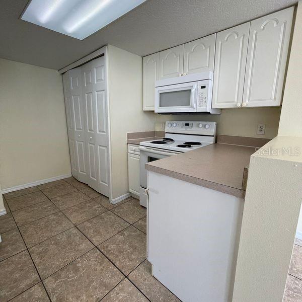 Building Photo - 2715 Fan Palm Dr