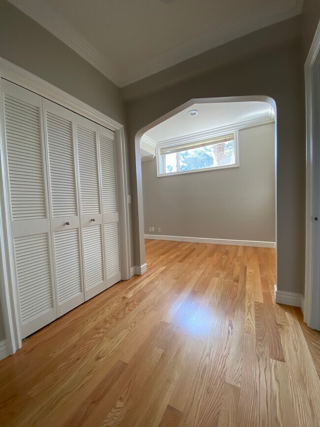 Building Photo - 152 S Peck Dr