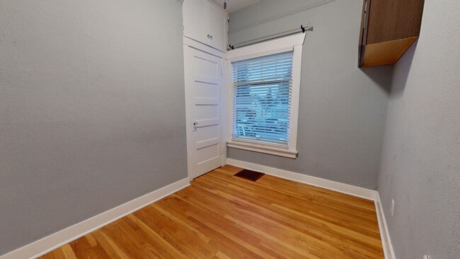 Building Photo - Excellent Location, Large Four Bedroom Bremerton House for Rent! Available Now!