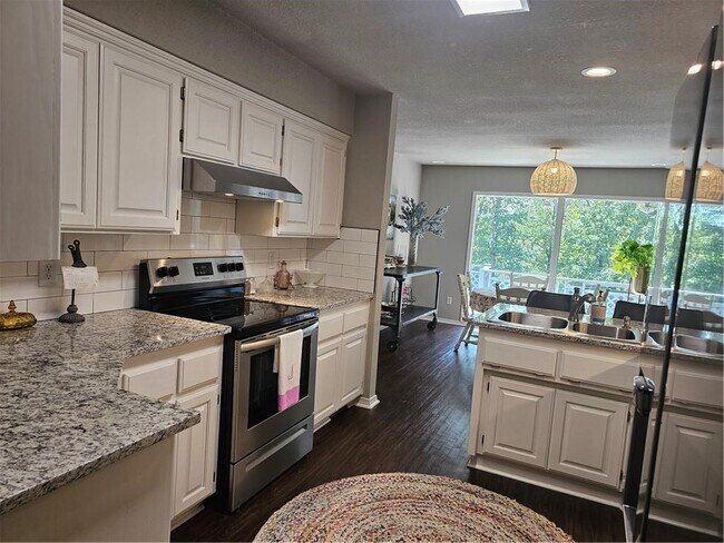 Building Photo - 28 McKenzie Dr