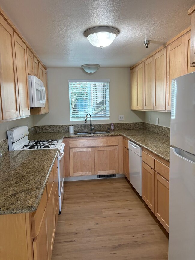 Building Photo - Great West Petaluma 2/1.5 Home - 422B Upham Street