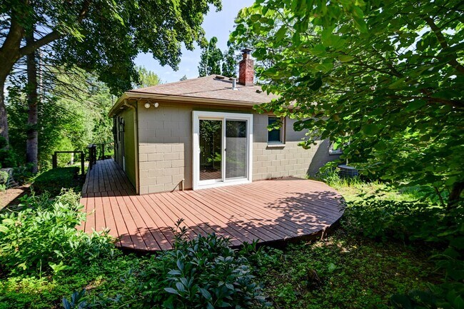 Building Photo - Charming 2-bed/1-bath Steps From Lake Monona