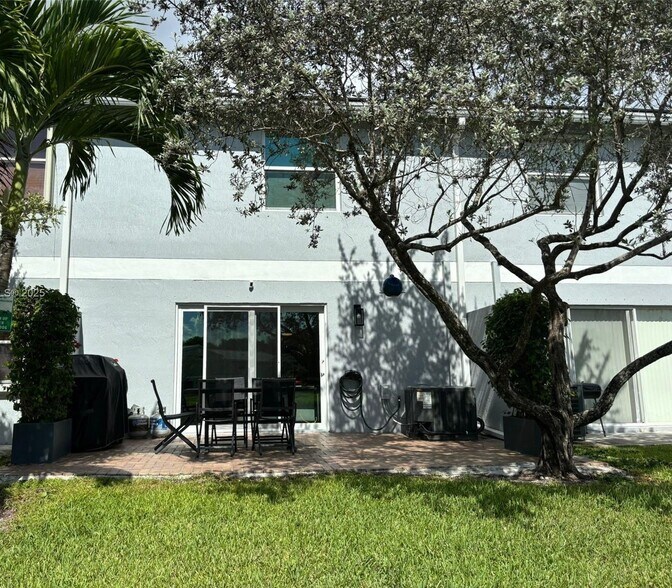 Building Photo - 16207 Sierra Palms Dr