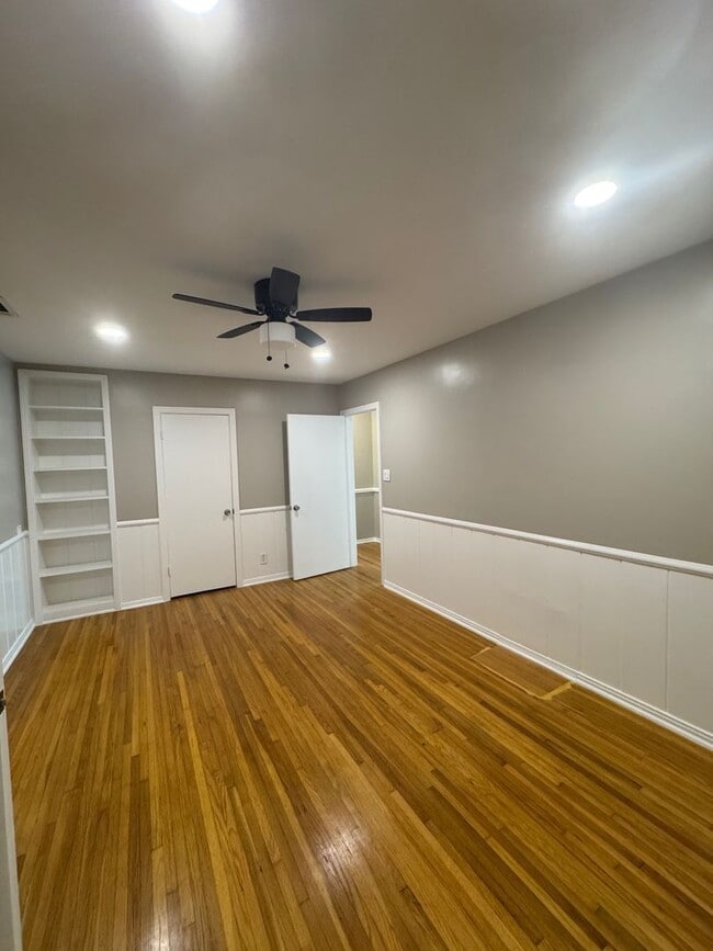 Building Photo - Large 4 bedroom 2 Bathroom for rent
