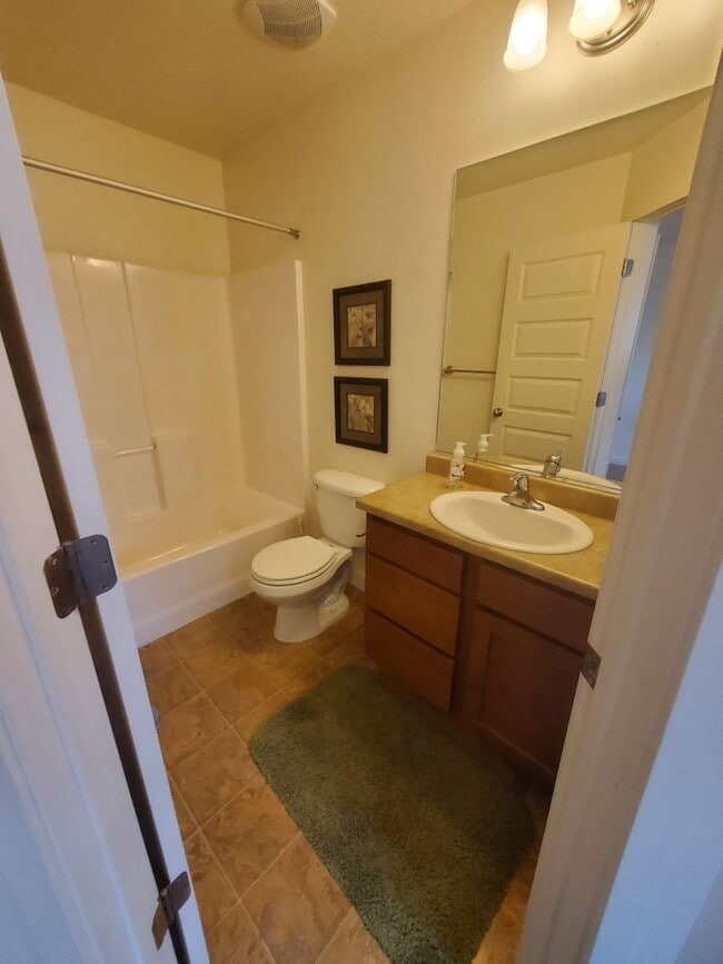 Building Photo - Huge 2 Bedroom Townhome for Rent at The District!