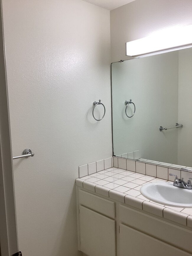 Building Photo - Centrally Located Home in Kitty Hawk