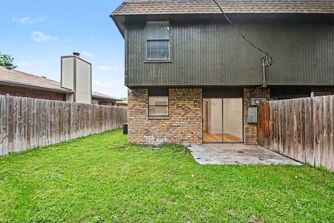 Building Photo - 2103 Mistletoe Ave