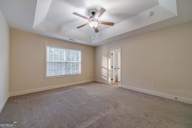 Building Photo - 583 Embassy Walk