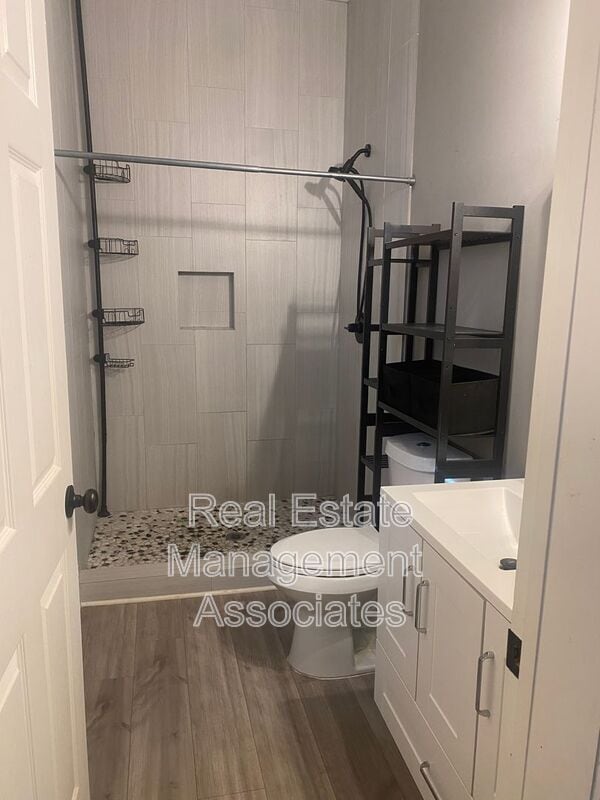 Building Photo - 609 N Hill St