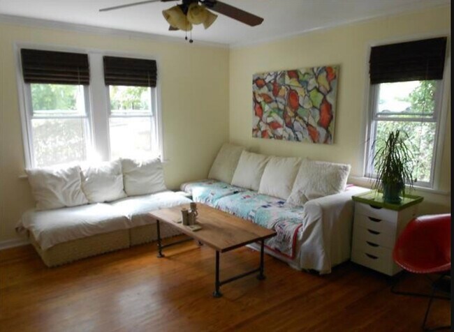 Building Photo - 2 BED 1 BATH WOODBINE COTTAGE