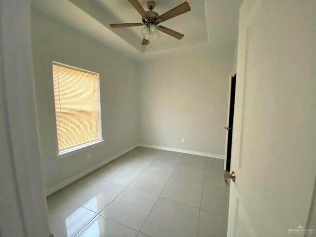 Building Photo - 10 Bahamas Dr