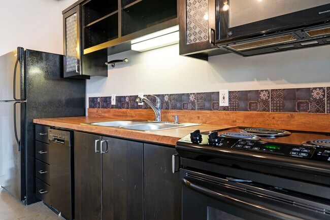 Building Photo - Old Town Lofts - South Facing Studio w/par...