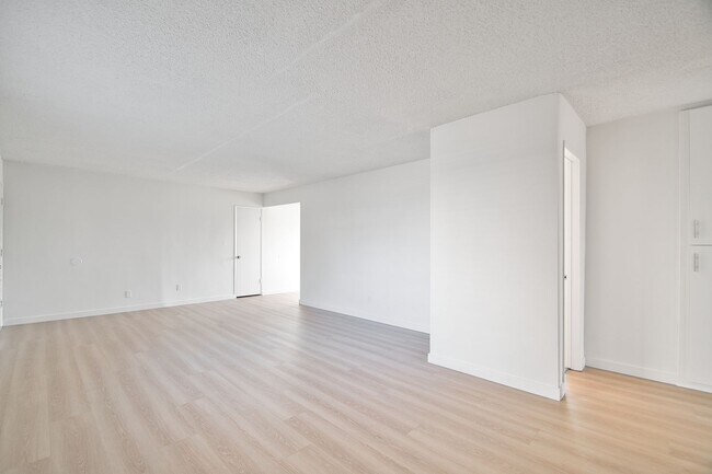 Building Photo - j125
