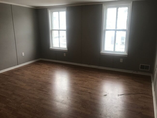 Building Photo - Charming 3 Bedroom, 1.5 Bathroom Residence...